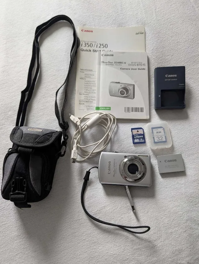 Canon PowerShot SD880 IS Digital Camera Bundle