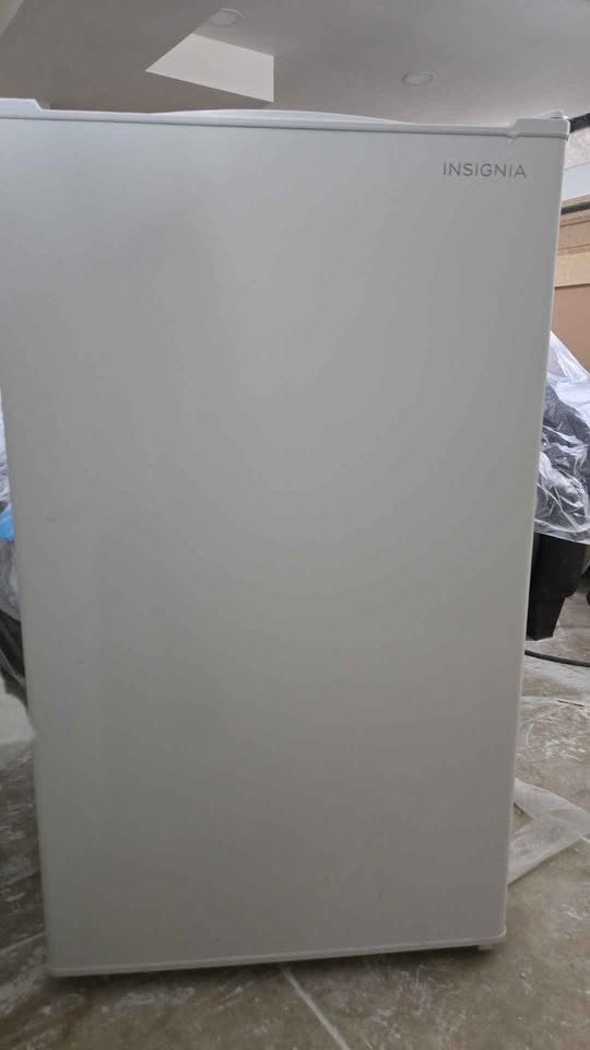 Insignia- mini fridge for sale - photo 4
