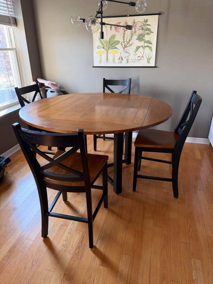 Haverty’s High Top Table & Chairs - photo 4