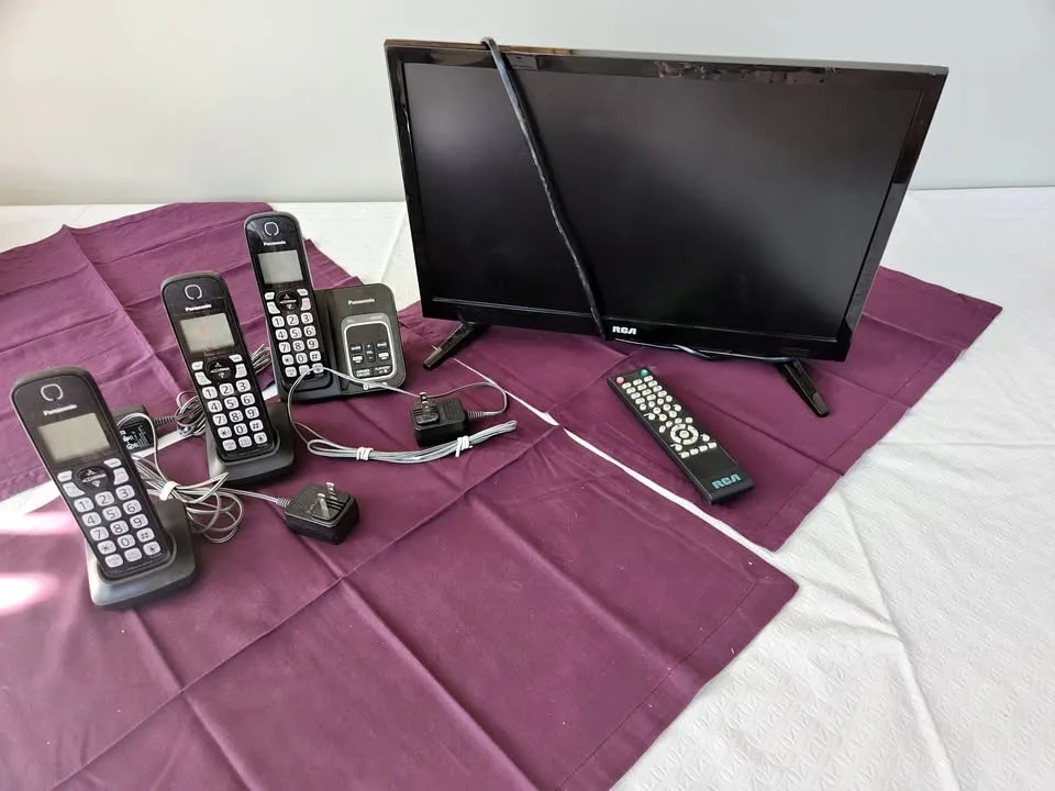 Panasonic Portable Phones with bases (3)