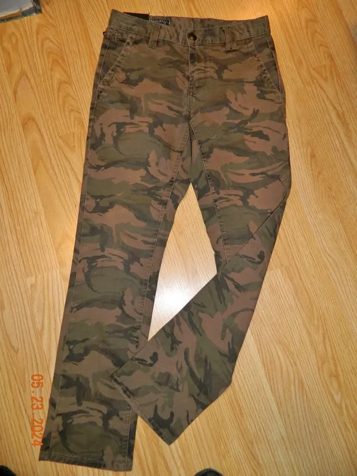 EMPYRE 99 MENS/YOUTH camo pants..size 28...EUC