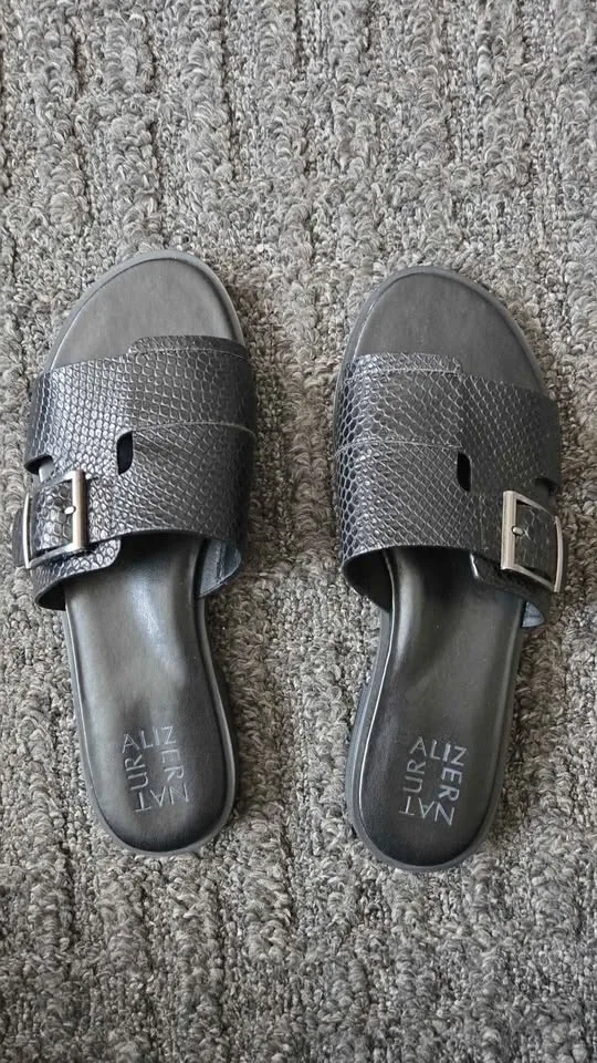 Naturalizer faryn slides sandal. Pls read description image indicator(2)