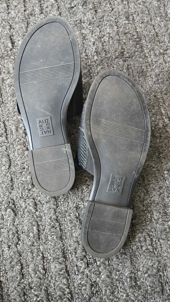 Naturalizer faryn slides sandal. Pls read description image indicator(3)