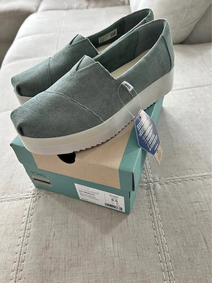 Tom’s BNIB platform slip ons size 6.5