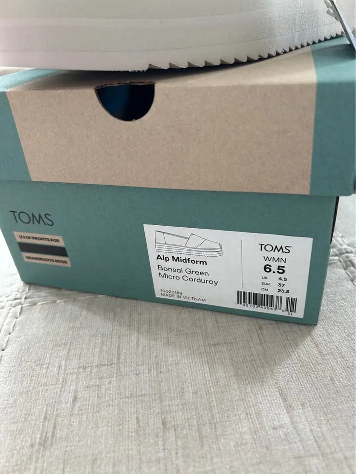 Tom’s BNIB platform slip ons size 6.5 image indicator(2)