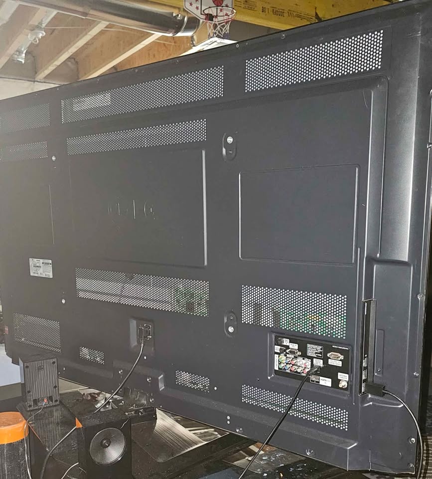 60" LG 60PA6500 Plasma TV. - photo 2