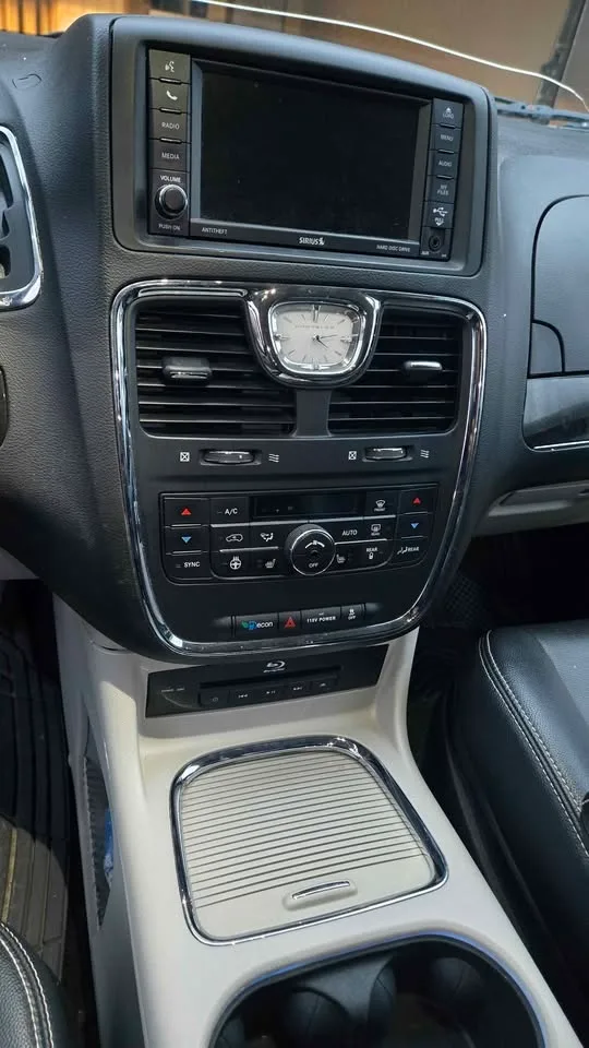 2015 Chrysler Town & Country image indicator(2)