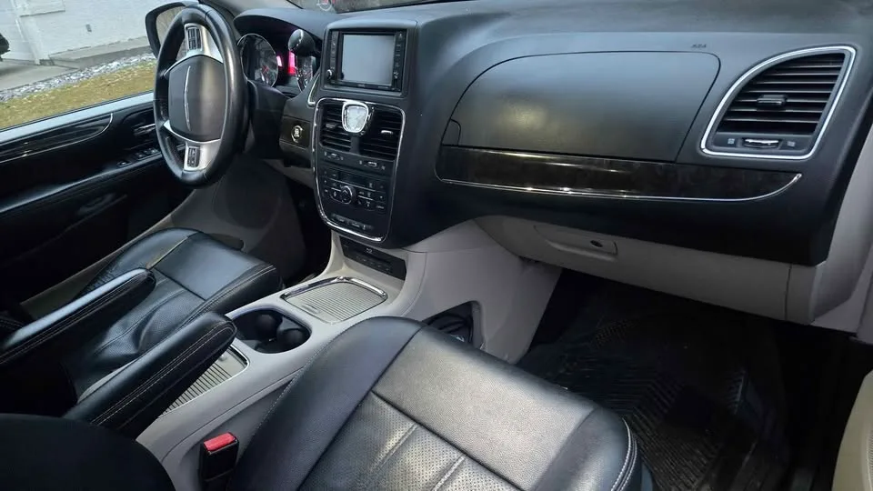 2015 Chrysler Town & Country image indicator(5)