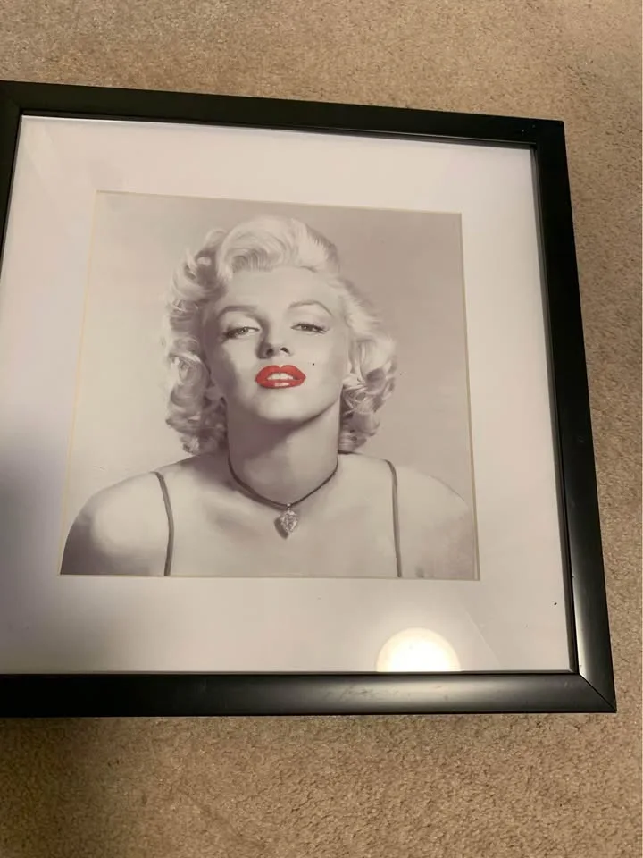 Marilyn Monroe Framed Picture image indicator(2)