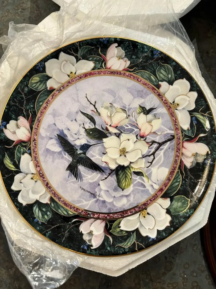 Royal Doulton Hummingbird Plates - 12 Total image indicator(4)