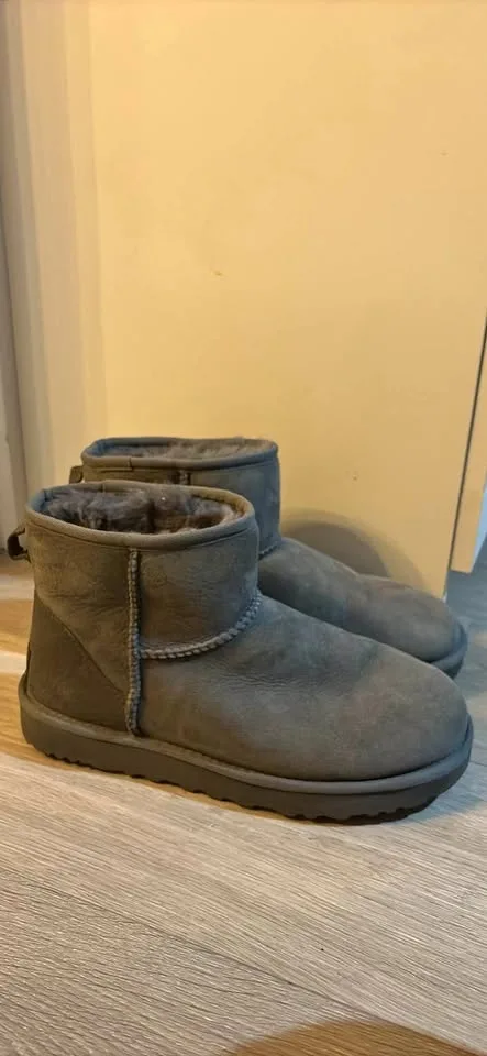 UGG classic Mini size 9