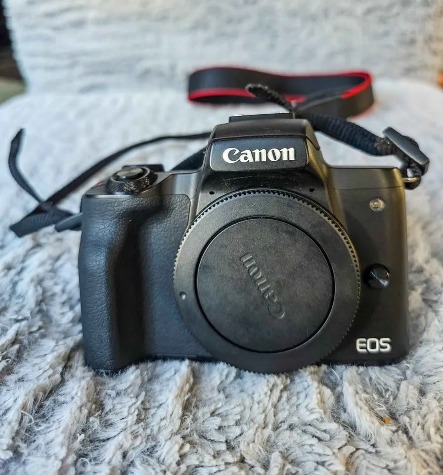 Canon EOS M50 - Complete Creator Bundle! image indicator(2)