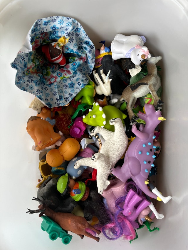 Play food, toy figurines + other toys - photo 4