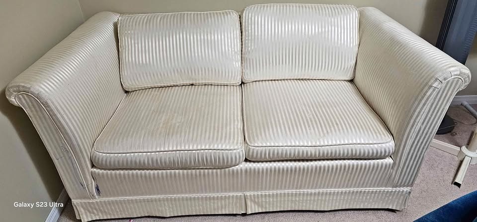 Beautiful Love Seat - Must go!