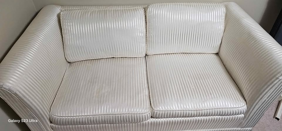 Beautiful Love Seat - Must go! - photo 2