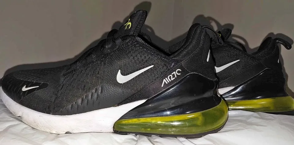 Rarly color Nike air Max 270, Size 9 Us 43 Europe. In good condi