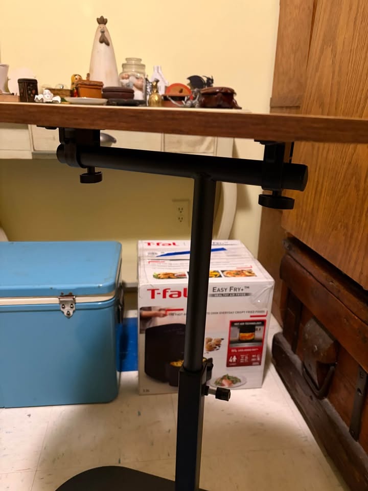 Adjustable height side table - photo 3