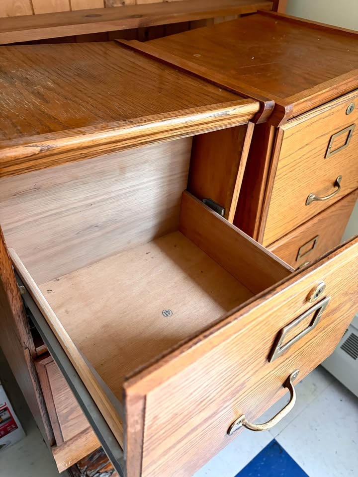 Pair of Vintage 2- Drawer Filing Cabinets - photo 3