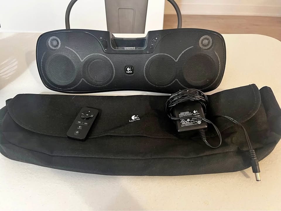 Logitech S715i Speaker Dock – Powerful Sound + Remote + Case