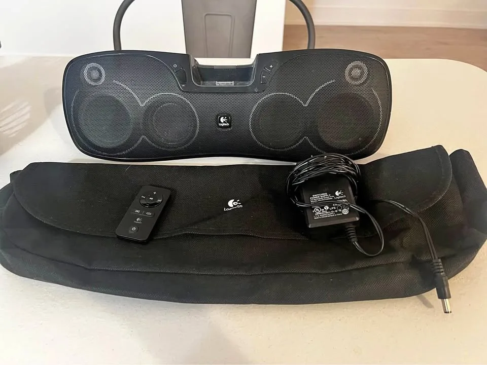 Logitech S715i Speaker Dock – Powerful Sound + Remote + Case