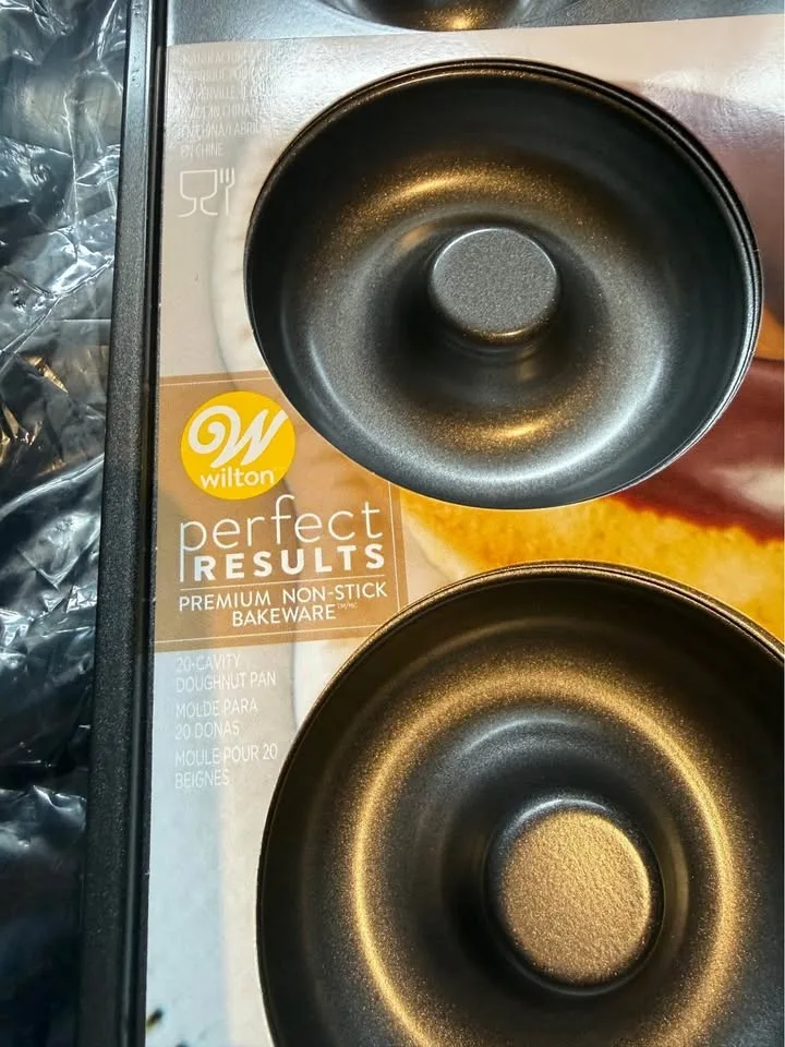 Brand new Wilton donut pan image indicator(2)