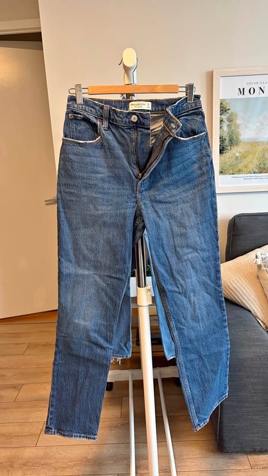 Abercrombie 90s straight ultra high rise size 27 petite