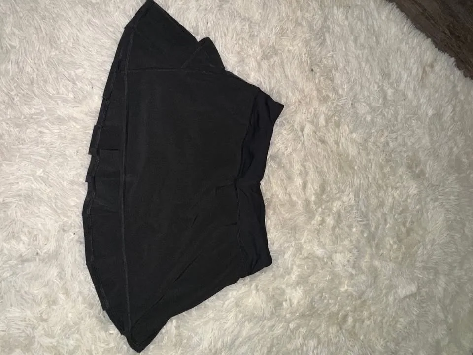 Black and white lululemon skorts image indicator(2)
