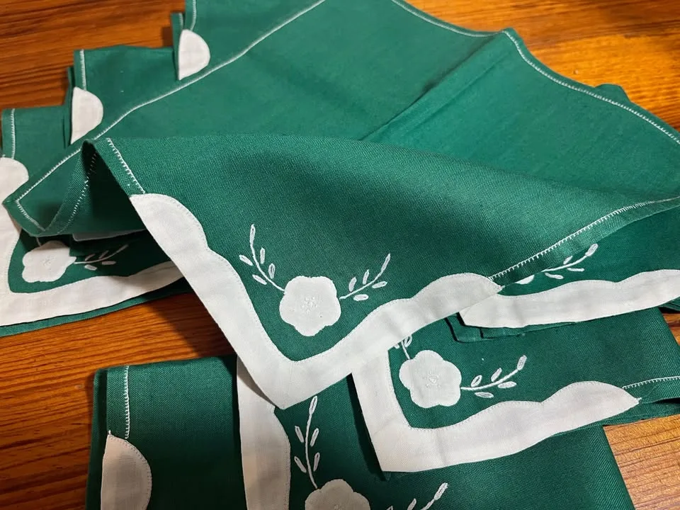 Set of 8 Vintage Green Hand Embroidered Napkins image indicator(3)