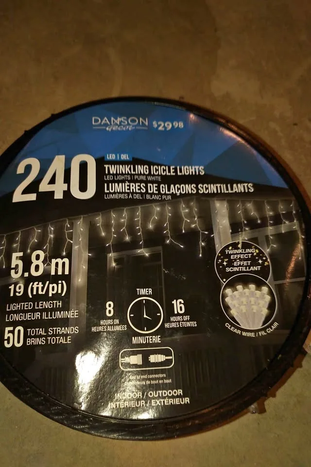 Twinkling Icicle lights with timer, 19'/240 lights - new