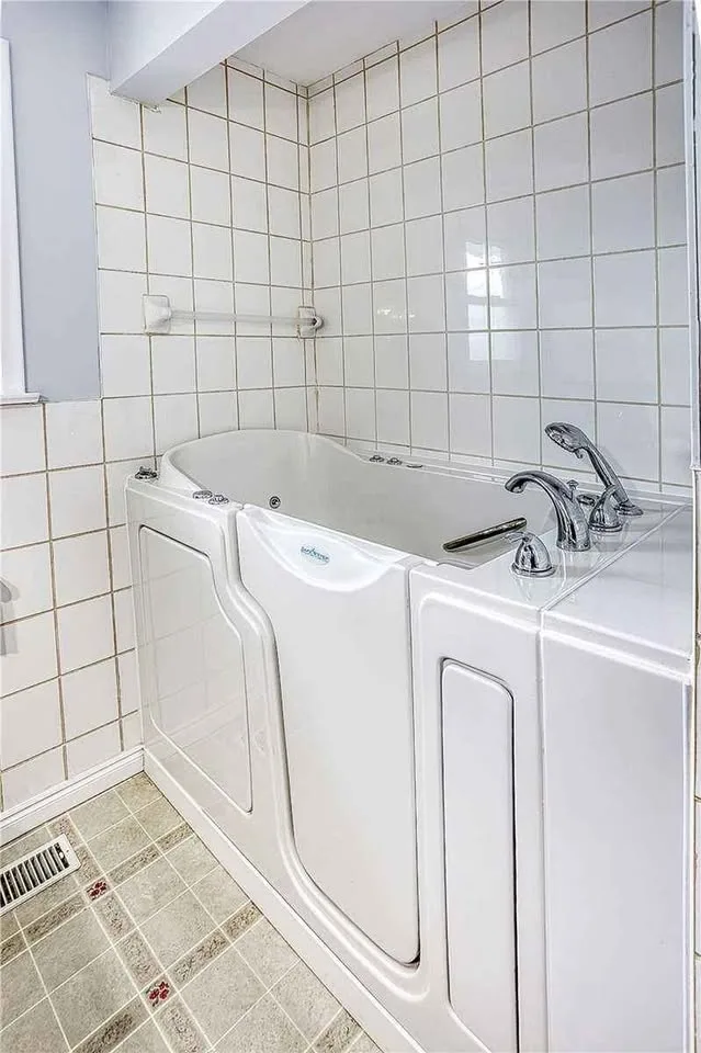 Private room on main floor for rent image indicator(6)