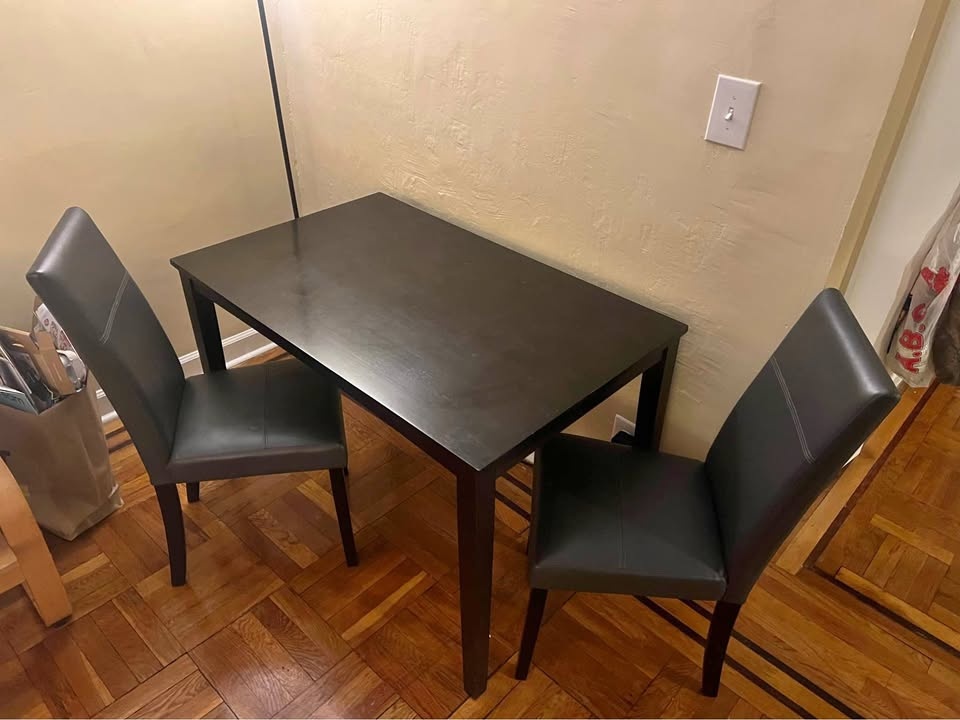 4-legged Table w/ 2 Chairs Set