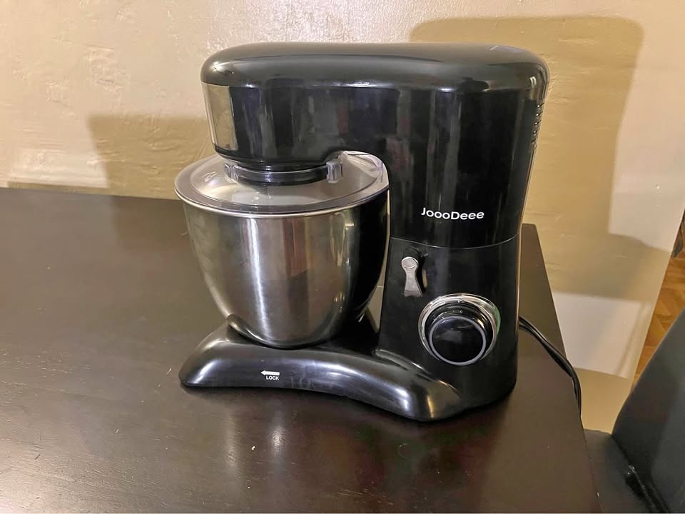 Stand Mixer with 3 attachments