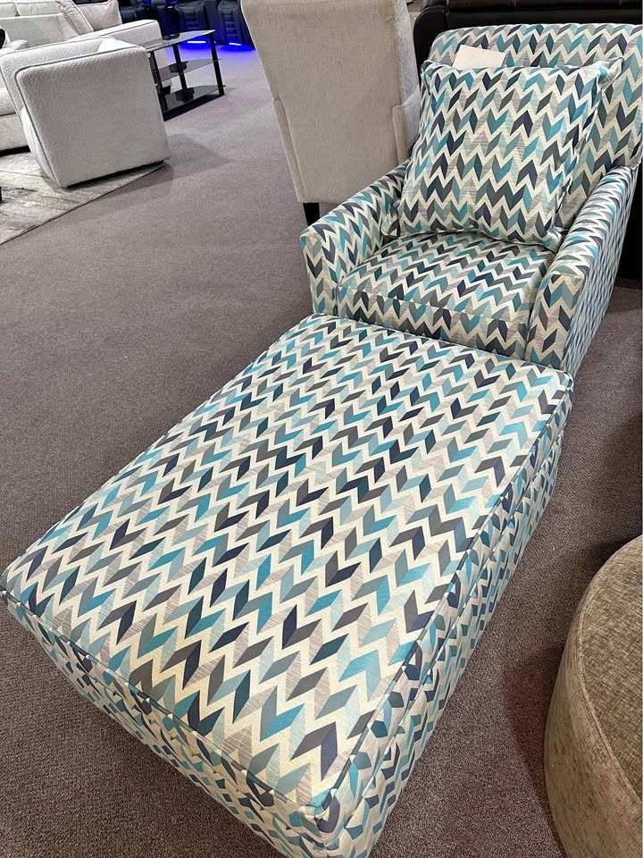 ‼️CLEARANCE‼️ Accent chair + Ottoman + FREE Cushion