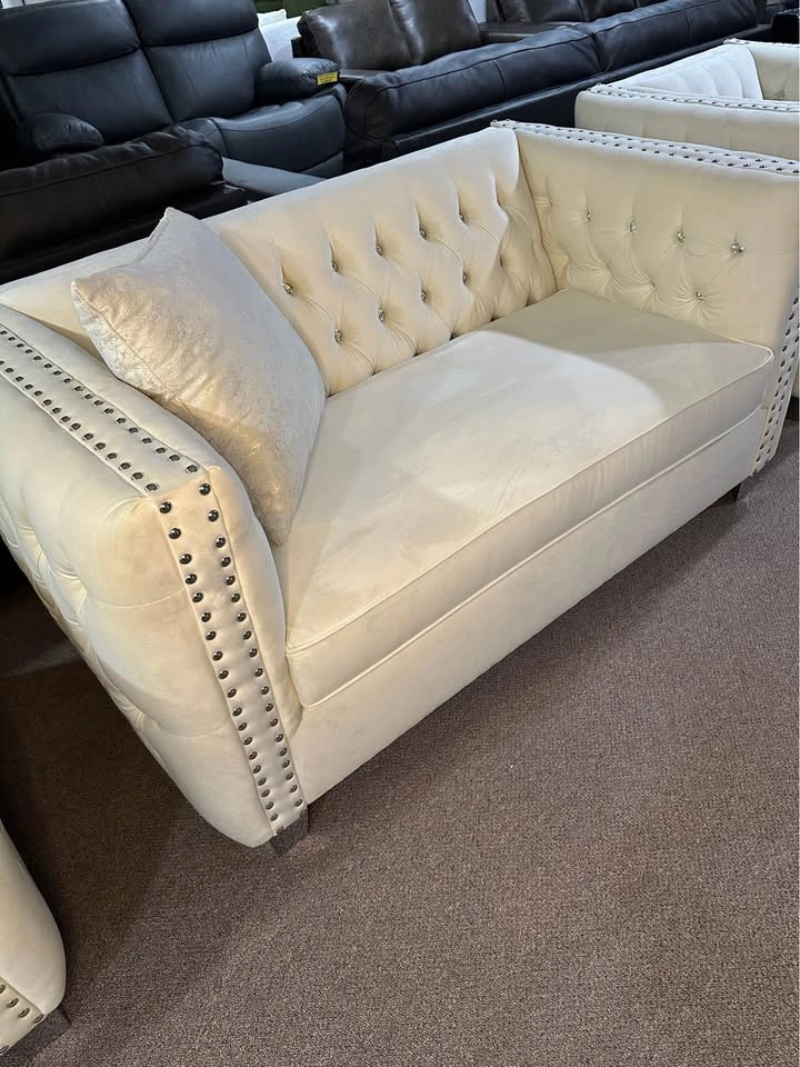 ‼️CLEARANCE‼️ Luxury 3-Piece Tufted Sofa Set – Free Matching Cus - photo 2