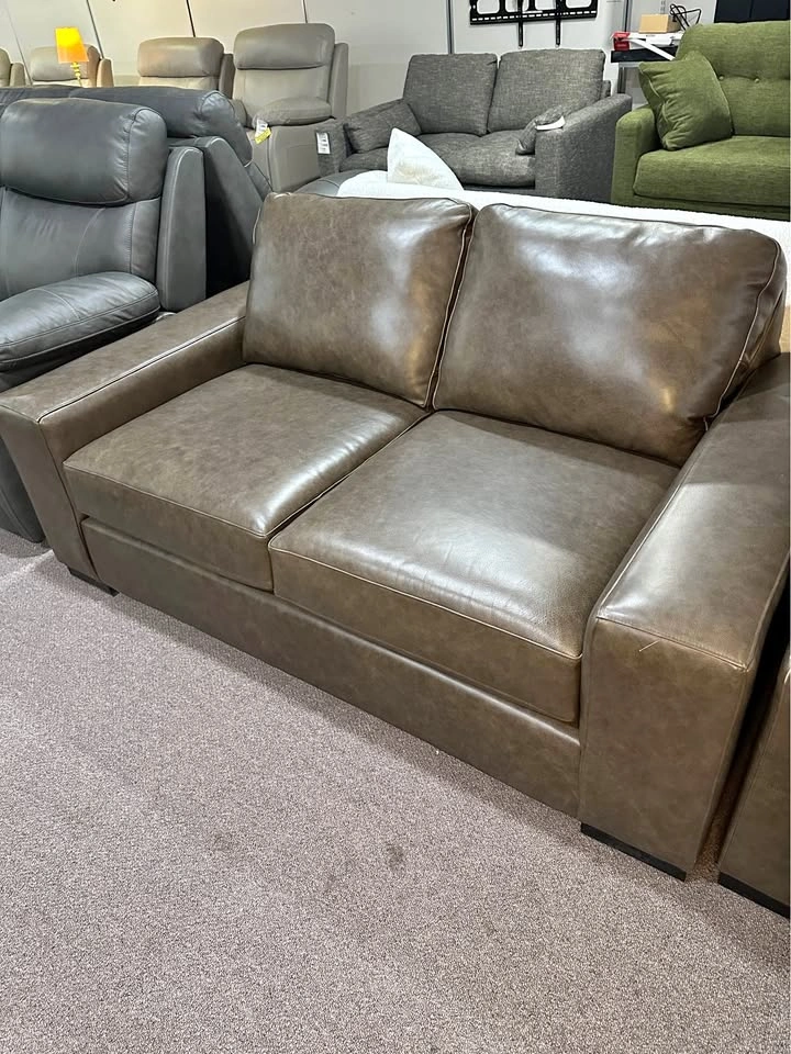‼️CLEARANCE‼️ Italian leather 2pc Sofa and Love seat
