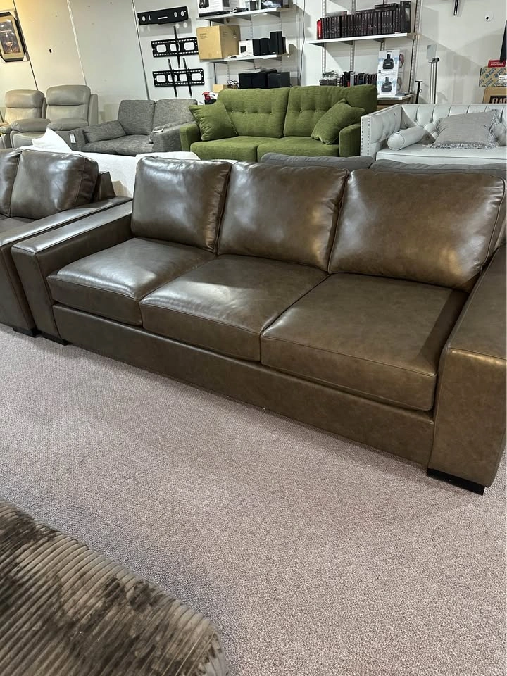 ‼️CLEARANCE‼️ Italian leather 2pc Sofa and Love seat - photo 2