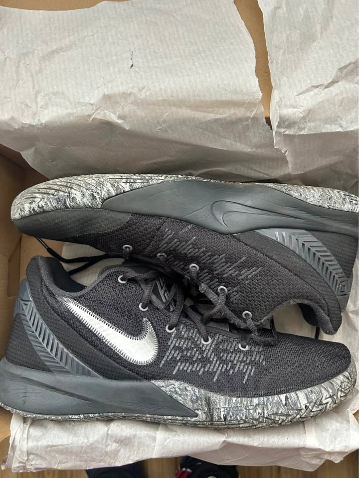 Kyrie flytrap 2