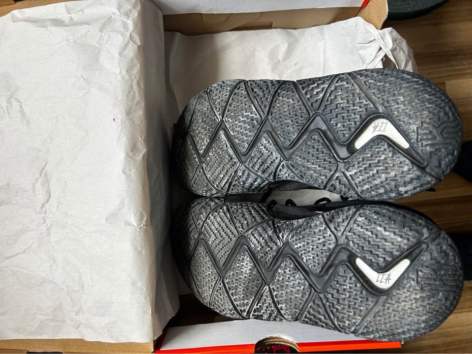 Kyrie blackout 4 - photo 3