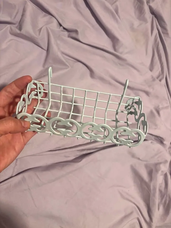 Hanging wire basket/soap dish