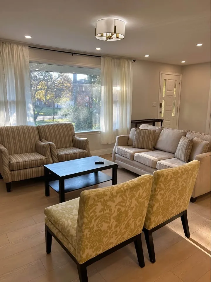 Sofa set with accent chairs image indicator(2)