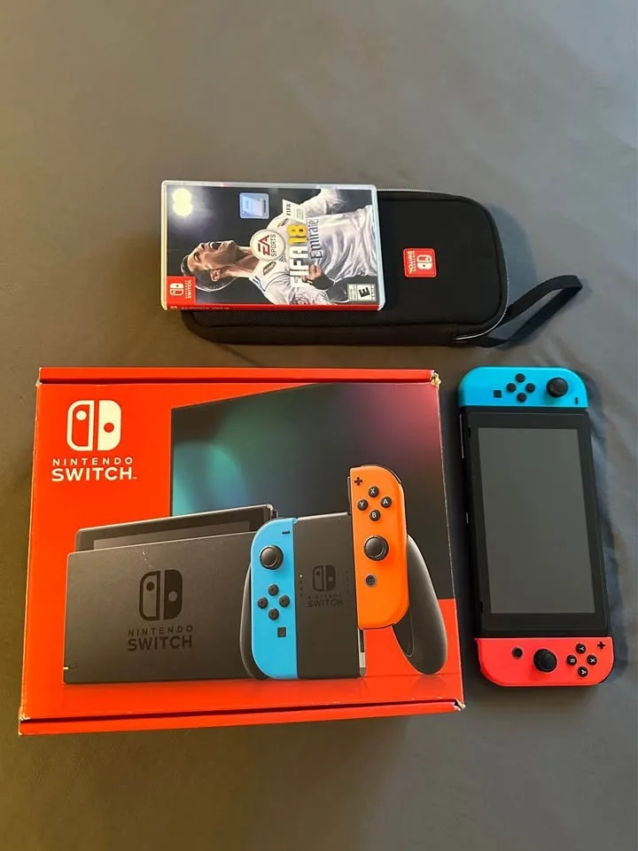 Nintendo Switch V2 with FIFA 18 bundle image indicator(2)