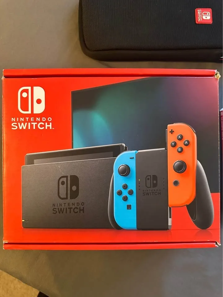 Nintendo Switch V2 with FIFA 18 bundle image indicator(3)