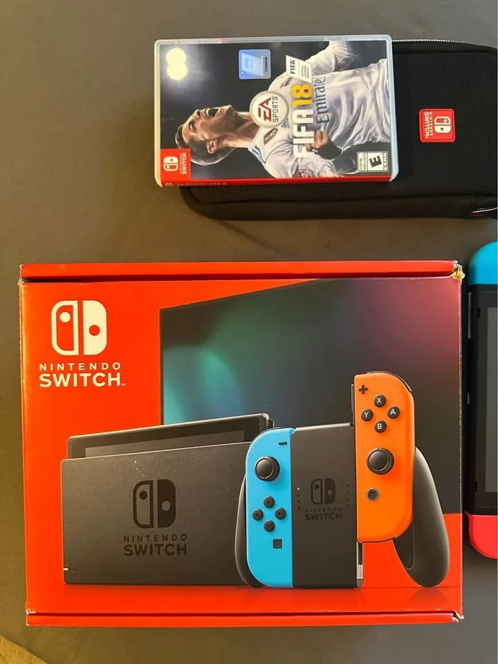 Nintendo Switch V2 with FIFA 18 bundle image indicator(5)