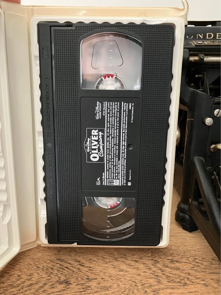 Disney Oliver & Company VHS - photo 3