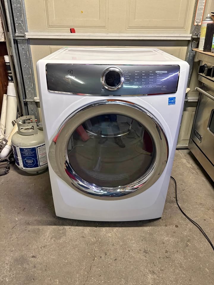Like New Electrolux PROPANE Gas Dryer 27"
