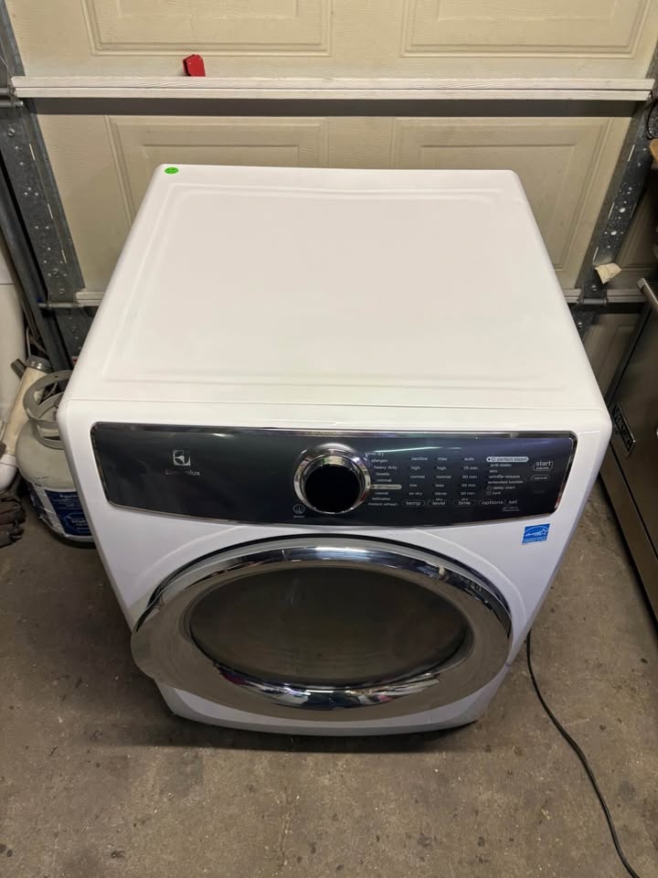 Like New Electrolux PROPANE Gas Dryer 27" - photo 2