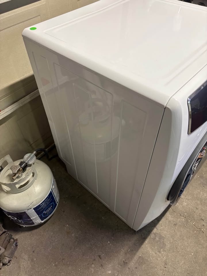 Like New Electrolux PROPANE Gas Dryer 27" - photo 4