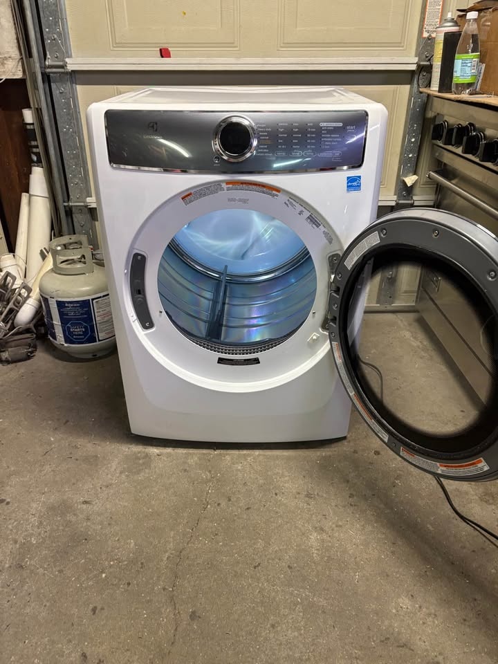 Like New Electrolux PROPANE Gas Dryer 27" - photo 5
