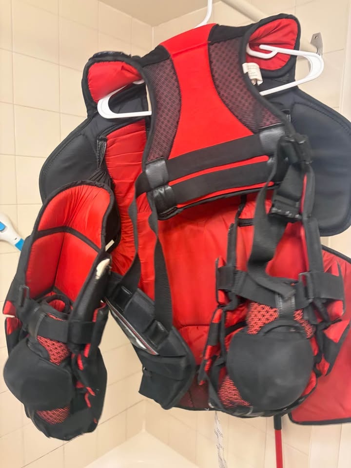 CCM E-Flex Goalie Chest Protector SR-L – Good Condition - photo 2