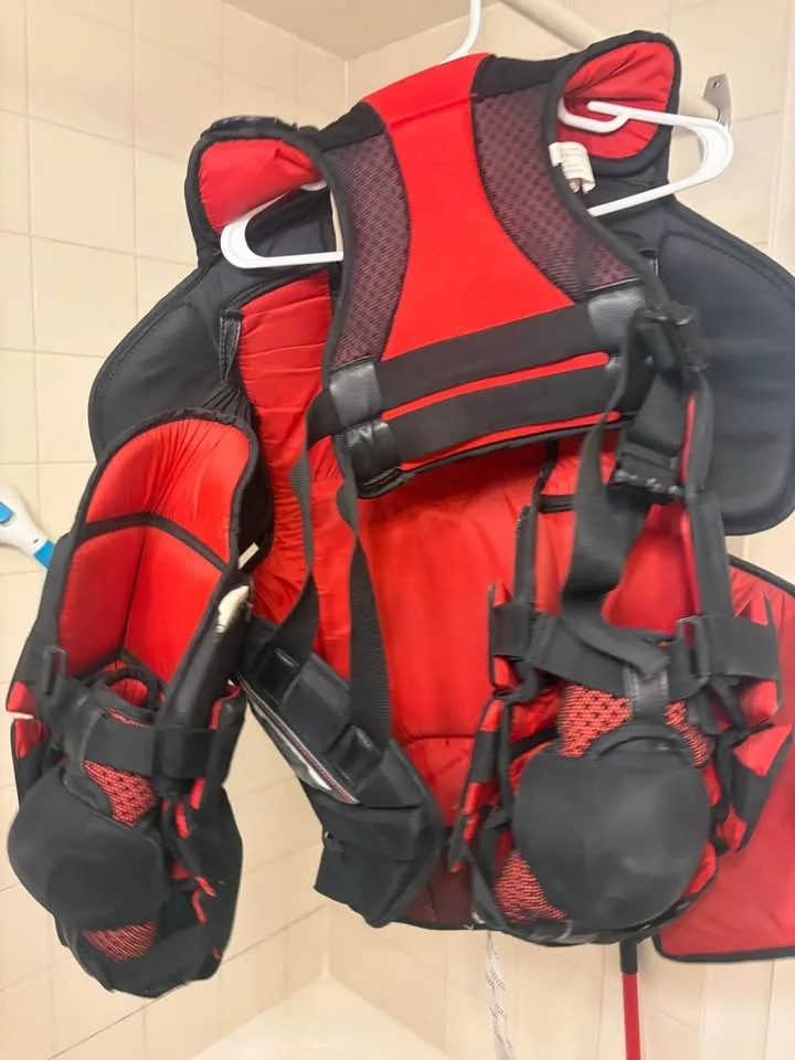 CCM E-Flex Goalie Chest Protector SR-L – Good Condition image indicator(2)